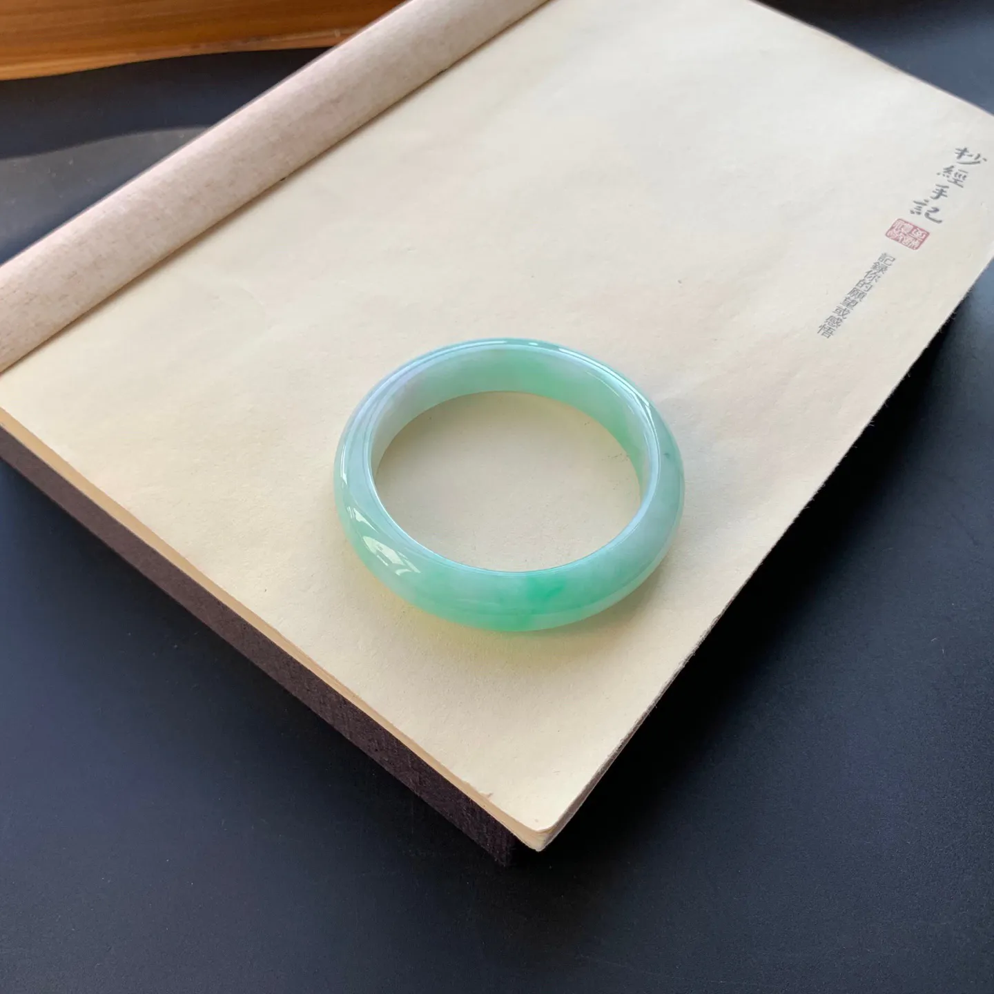 56.5圈口飘绿正圈手镯 尺寸：56.5-13.2-8.2，无纹裂，细腻光滑，色泽靓丽