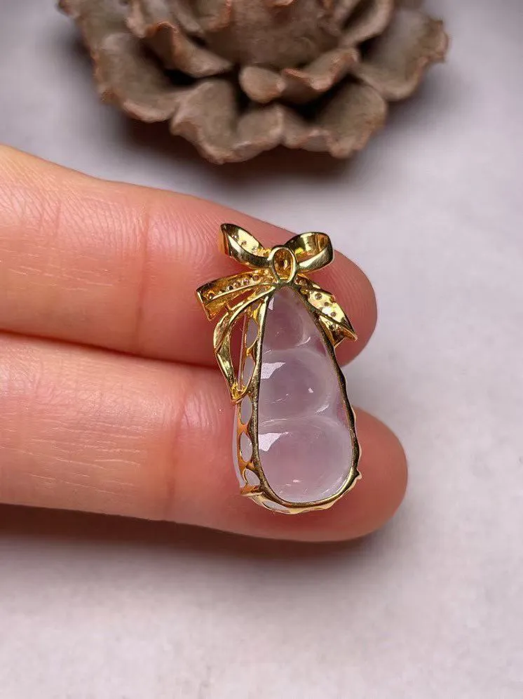 冰种福豆吊坠、真金真钻镶嵌，种水好，玉质细腻 .裸石尺寸 20.6*10.9