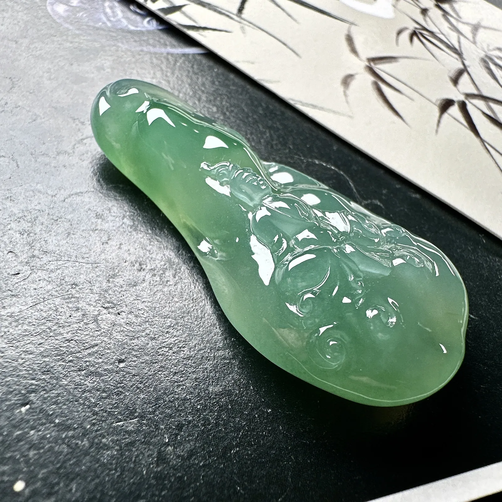 【冰种晴绿随形观音】质地细腻，通透度上佳，冰感十足，适合佩戴。