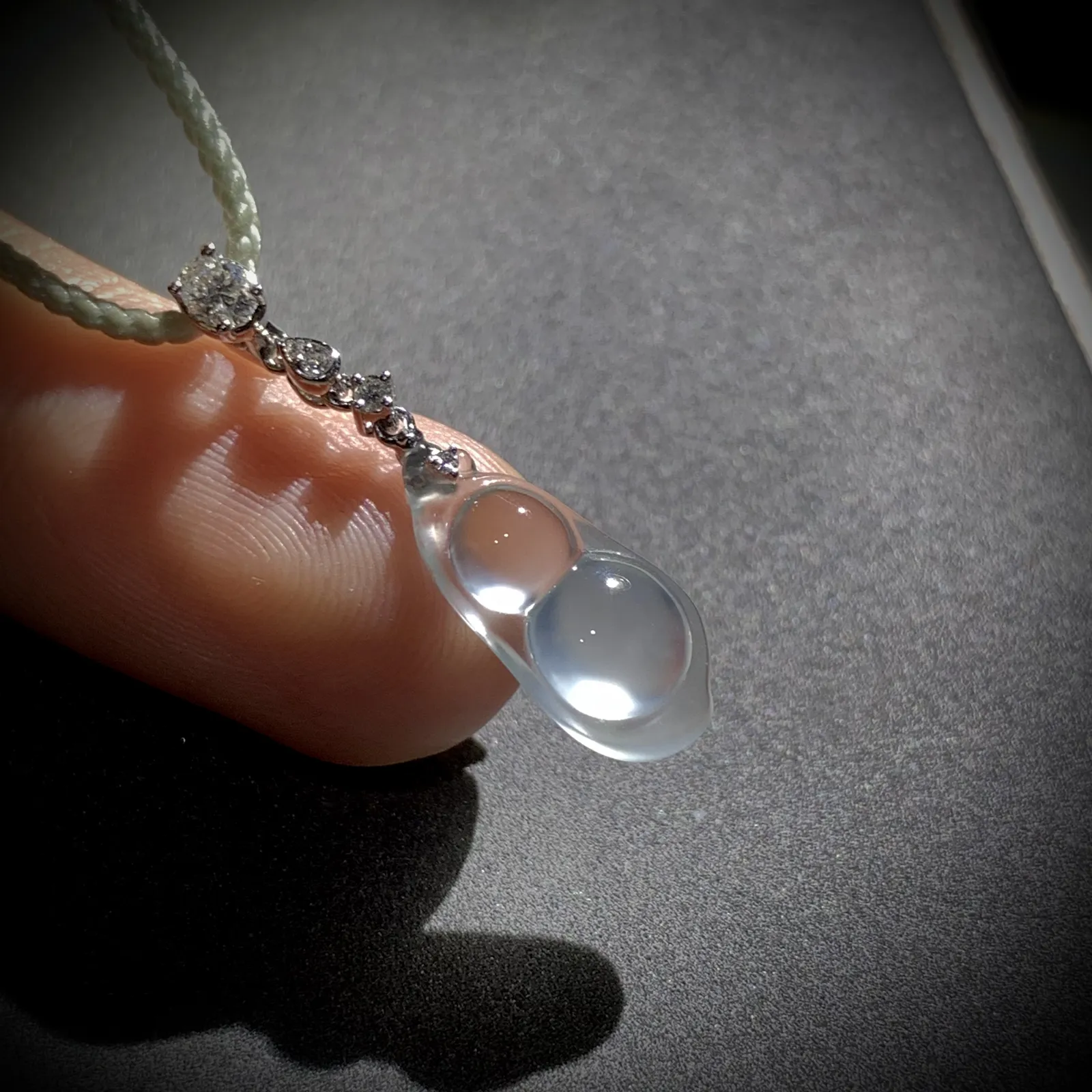 茅台白玻璃种高品质豆子，
裸石约15.8-7.5-3.8mm，
18K金，南非钻，