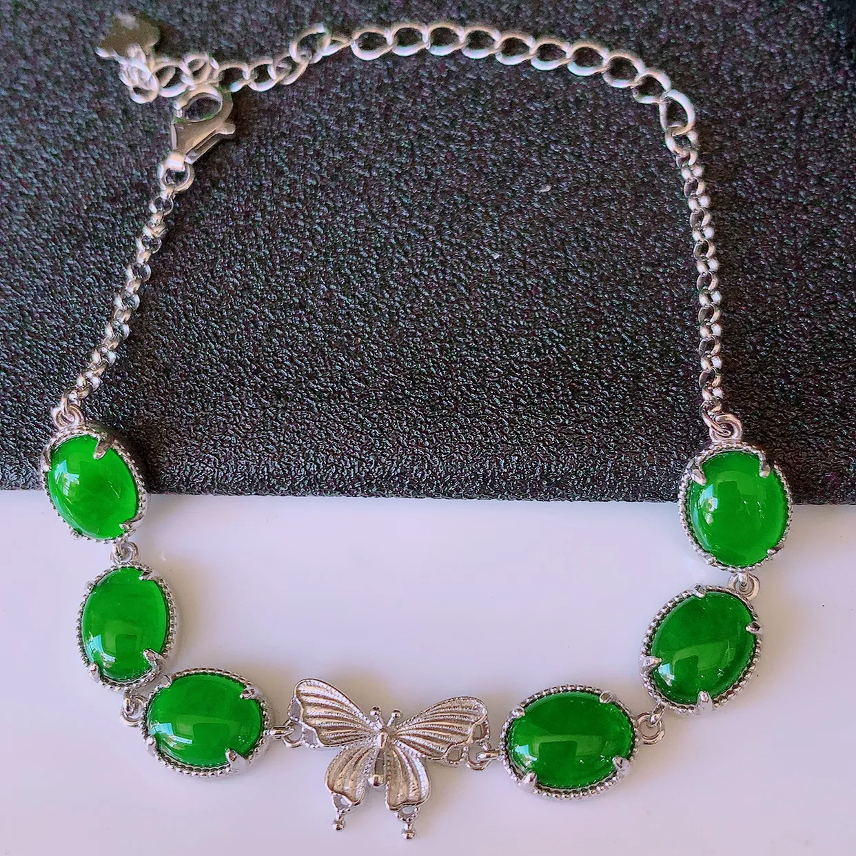 冰透满绿翡翠925银镶嵌手链，自然光实拍，翠色灵动，颜色漂亮，种老水足，品相佳，佩戴佳品！#97.7整体9*7.2*4裸石8-6.5