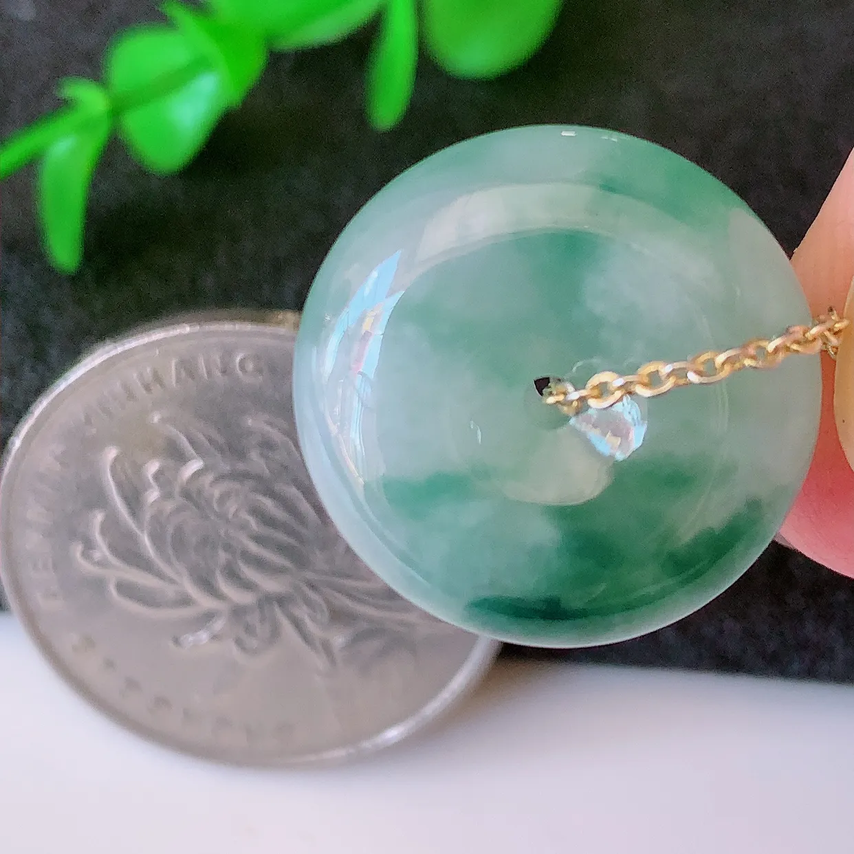 自然光实拍，冰种飘花翡翠平安扣吊坠，冰透，灵动飘逸，寓意平平安安，平安扣佩戴端庄漂亮！#57.7