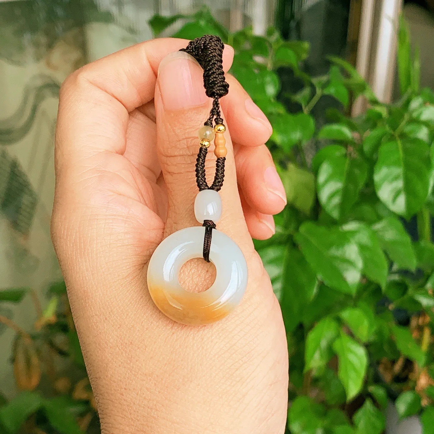 新疆和田玉羊脂白玉且末糖平安环挂件。尺寸24/9重8.8克。玉质细腻油润。手推出油。佩戴高端典雅。lt251107