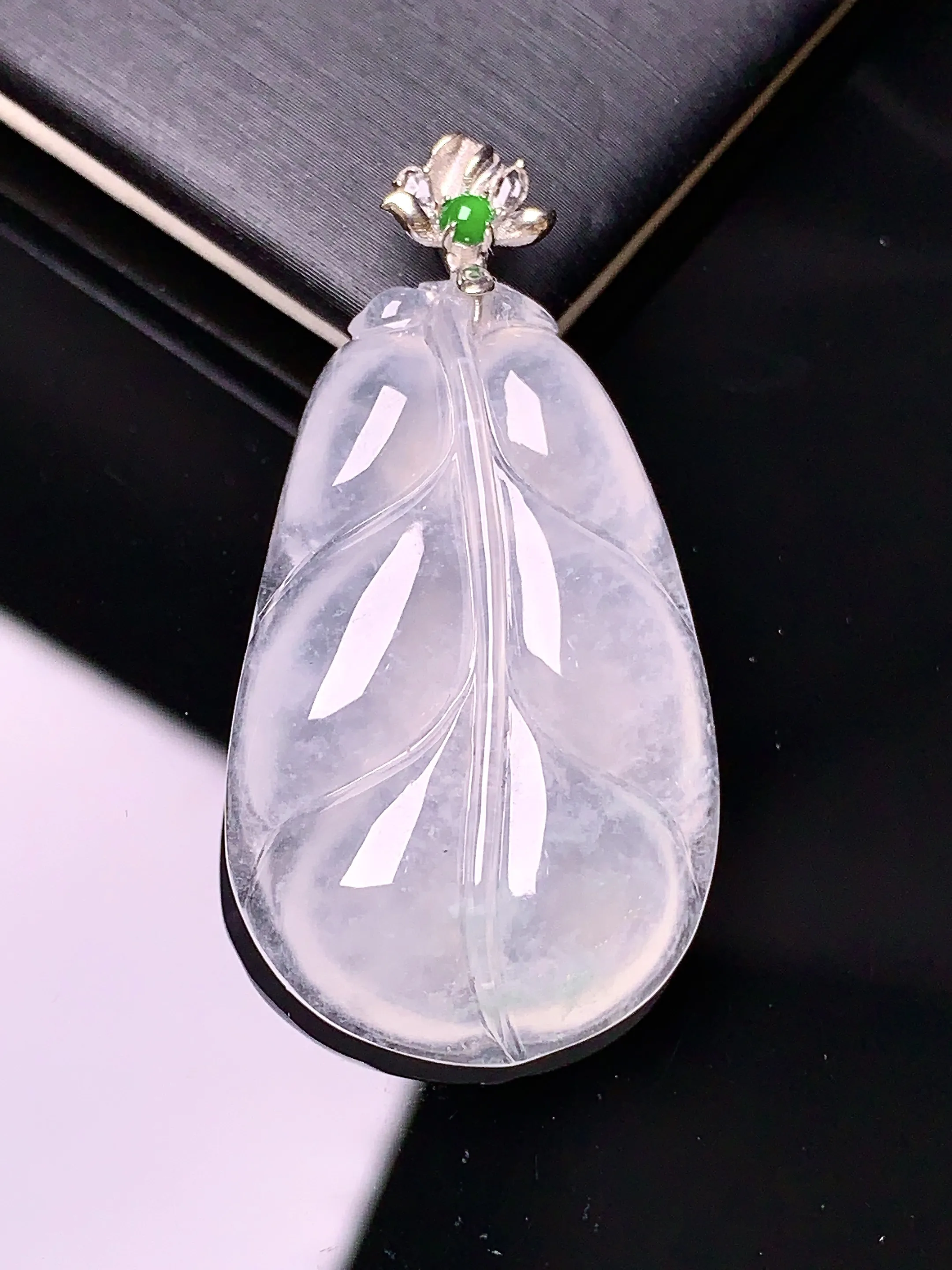 18k金镶嵌冰种树叶吊坠 玉质细腻 色泽清新艳丽 整体尺寸41.8*21.6*6