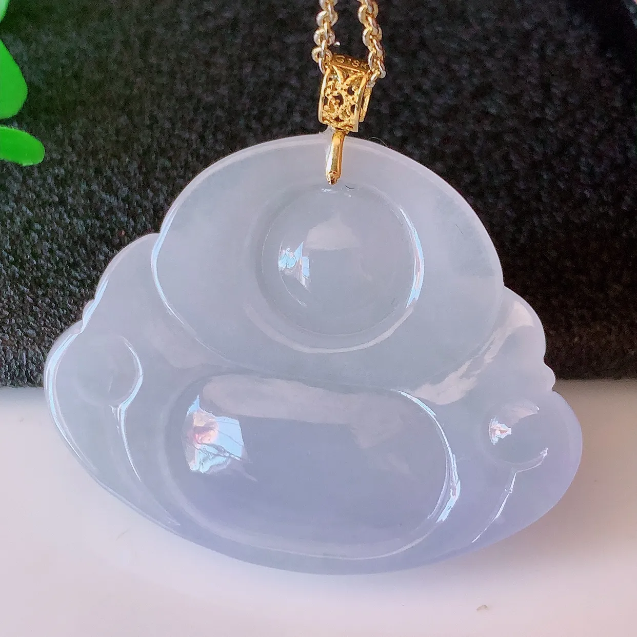 自然光实拍，18K金镶嵌冰紫罗兰翡翠佛公吊坠，饱满， 佛公亦保平安，寓意有福（佛公）相伴，品相佳，配戴优雅迷人！#41.7整体31.5裸石33.5*27*7.5