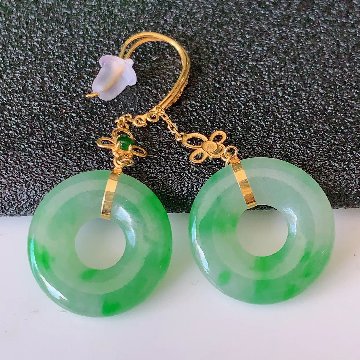 18k金镶嵌冰种飘绿翡翠平安扣耳坠，沁人心脾，耳坠佩戴效果大气出众，尽显气质。种水好，胶感足，颜相当漂亮，高性价比，值得入手品鉴！#1.7整体35裸14.5*2.8