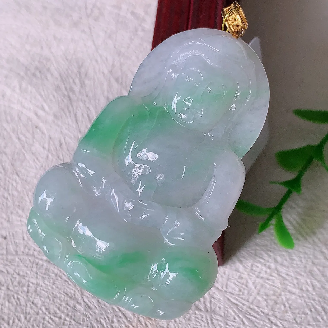 18K金镶嵌冰飘绿翡翠观音菩萨吊坠，赐福翡翠观音，观音面相端庄，品相佳，佩戴气质！#35.7整体58裸石52*36.5*6.2