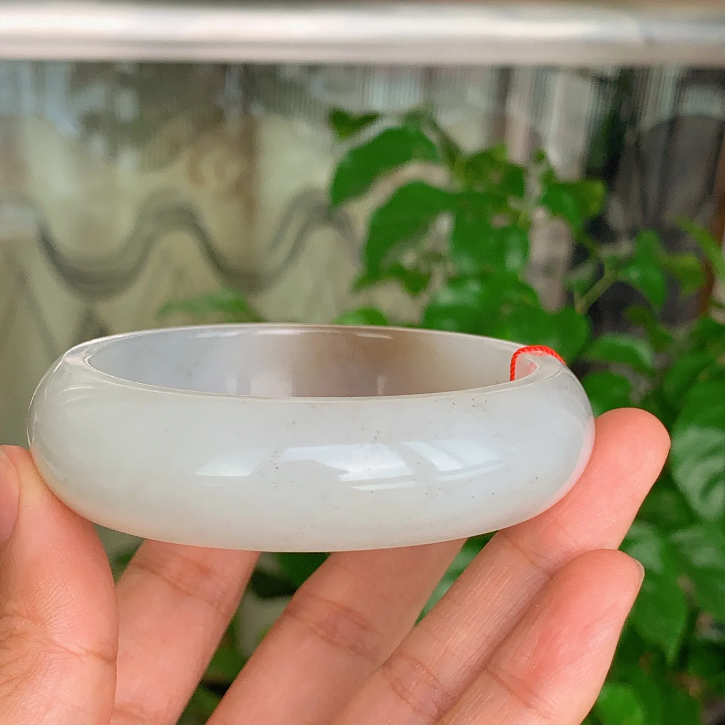 59圈口 新疆和田玉且末糖手镯   且末糖一口糖手镯 59圈口条宽18厚9重77.5克，玉质细腻油润 底色纯净 脂粉好。结构好。品质好！lt251107