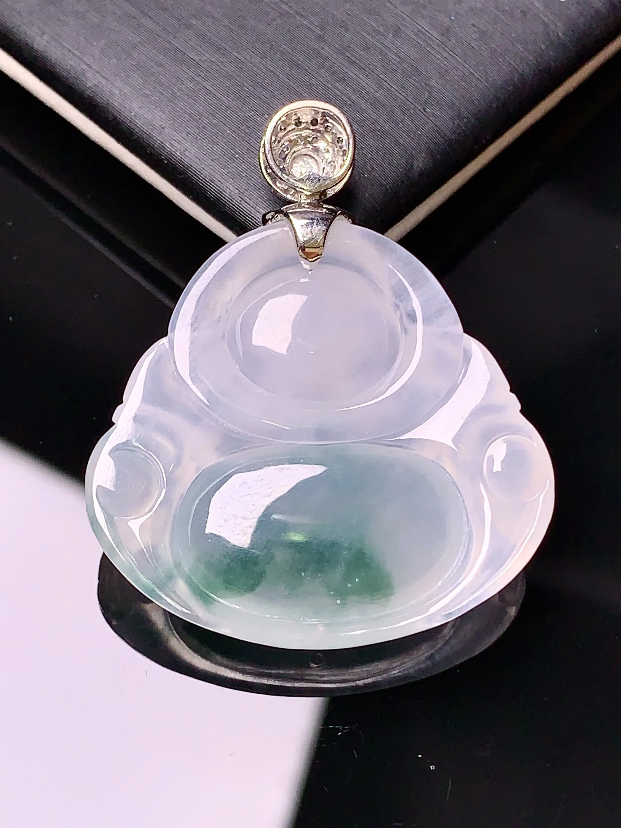 18k金钻镶嵌飘绿佛公吊坠 玉质细腻 色泽清新艳丽 整体尺寸34.2*28.5*6