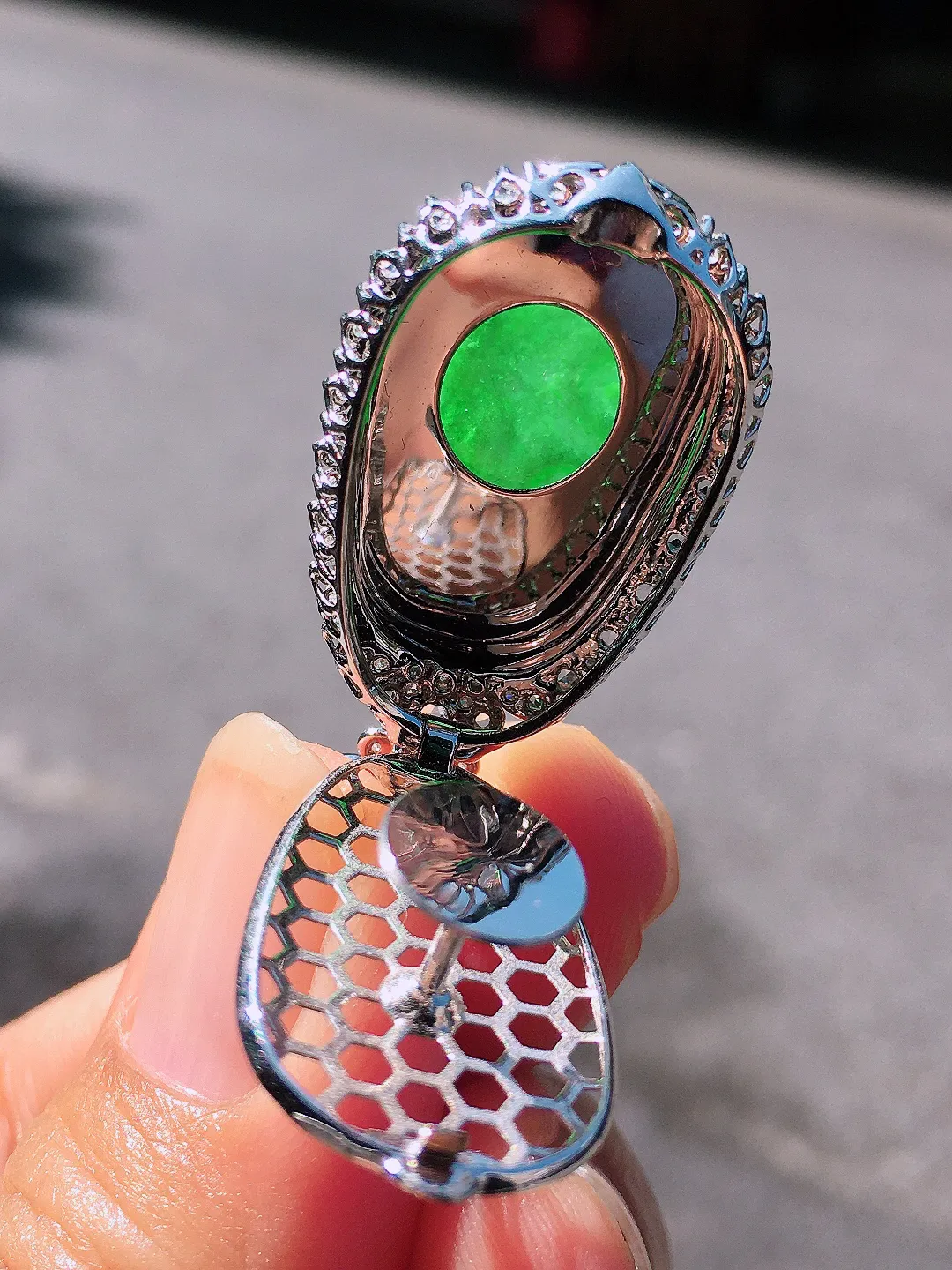 阳绿如意吊坠，色泽均匀艳丽，玉质细腻，荧光感超
强，饱满圆润，尽显优雅气质，18k
金豪华镶嵌