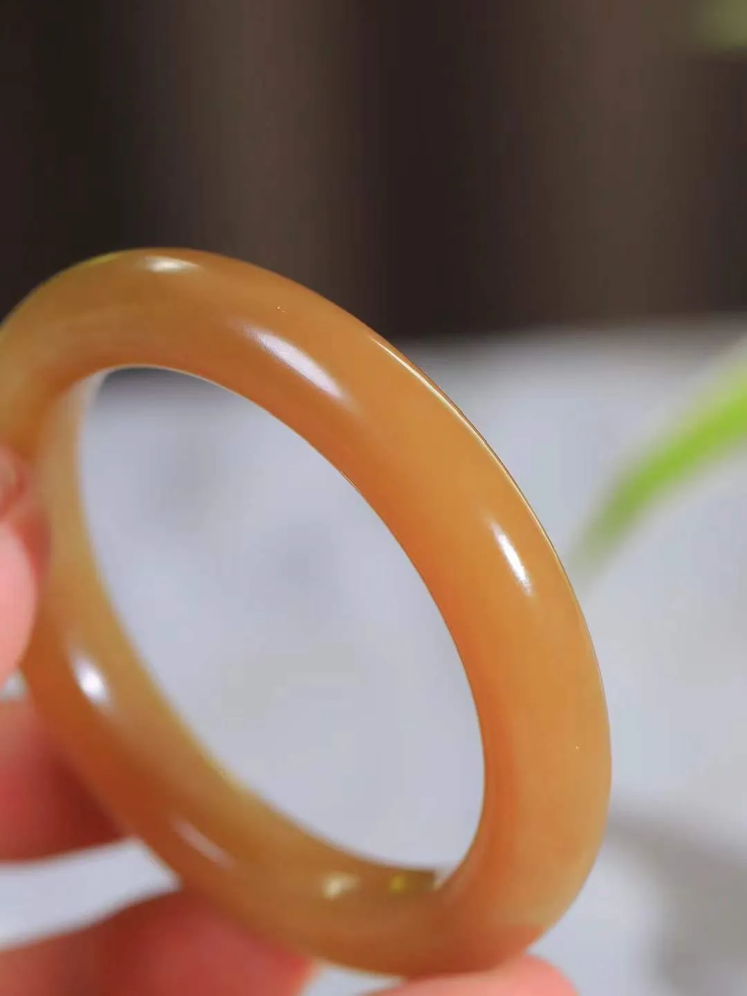 【暖玉生香·手镯】

精品和田玉糖玉手镯，质地油润细腻，色泽高贵典雅，镯型古朴典雅。在诗情画意的雨巷相遇，你是我腕间的一抹风情，有你眸有深情，清风荡漾湖间静水，我愿俯身低眉，在烟波涟漪处，寻你深情倩影。内径53mm尺寸11.2-9.8mm重51.7克  69115851T