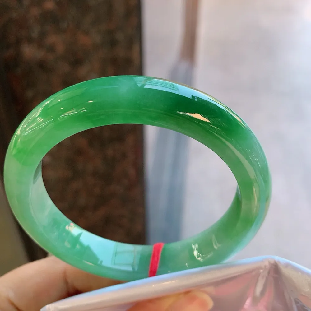 正圈一大节辣绿 无瑕 尺寸:58.1/12.1/9.1 色辣