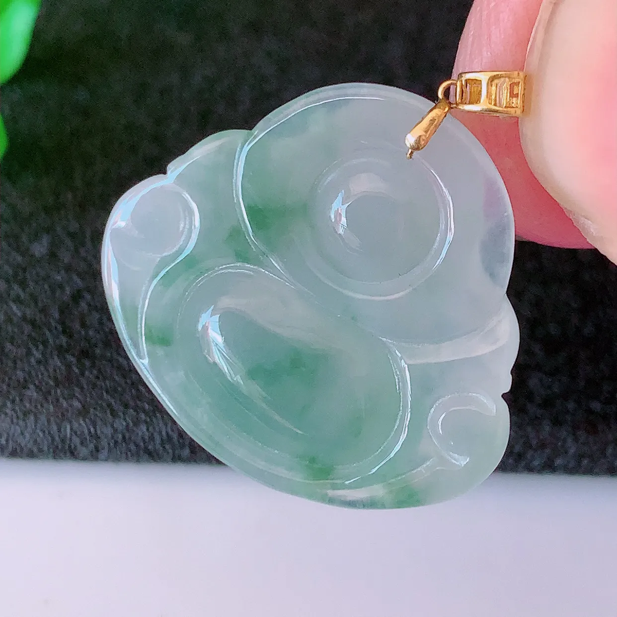 18k金镶嵌冰飘花翡翠佛公吊坠，款式新颖，佩戴效果时尚出众，尽显气质，水润精细，美感十足。#49.7整体25.5裸23.8*21.5*6