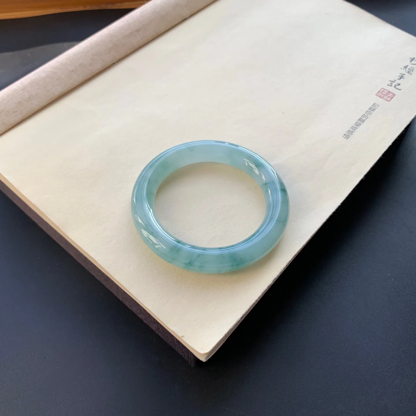 52.8圈口冰飘花圆条手镯 尺寸：52.8-10.8-11，无纹裂，水润起胶，花色浓郁