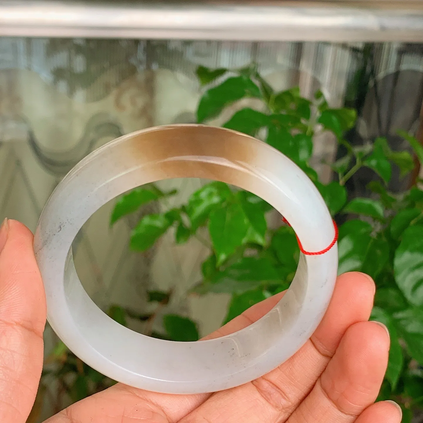 59圈口 新疆和田玉且末糖手镯   且末糖一口糖手镯 59圈口条宽18厚9重77.5克，玉质细腻油润 底色纯净 脂粉好。结构好。品质好！lt251107