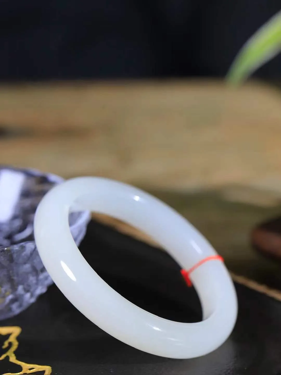 （一见钟情.手镯）

精品和田玉白玉手镯，玉质温和莹润，精光内蕴，手感舒适。整器简约，打磨光洁，让人爱不释手，料美艺精，萦绕于手，尽显高贵之姿。重62克 内径58mm尺寸12.5-9.5mm   FDA-10110873