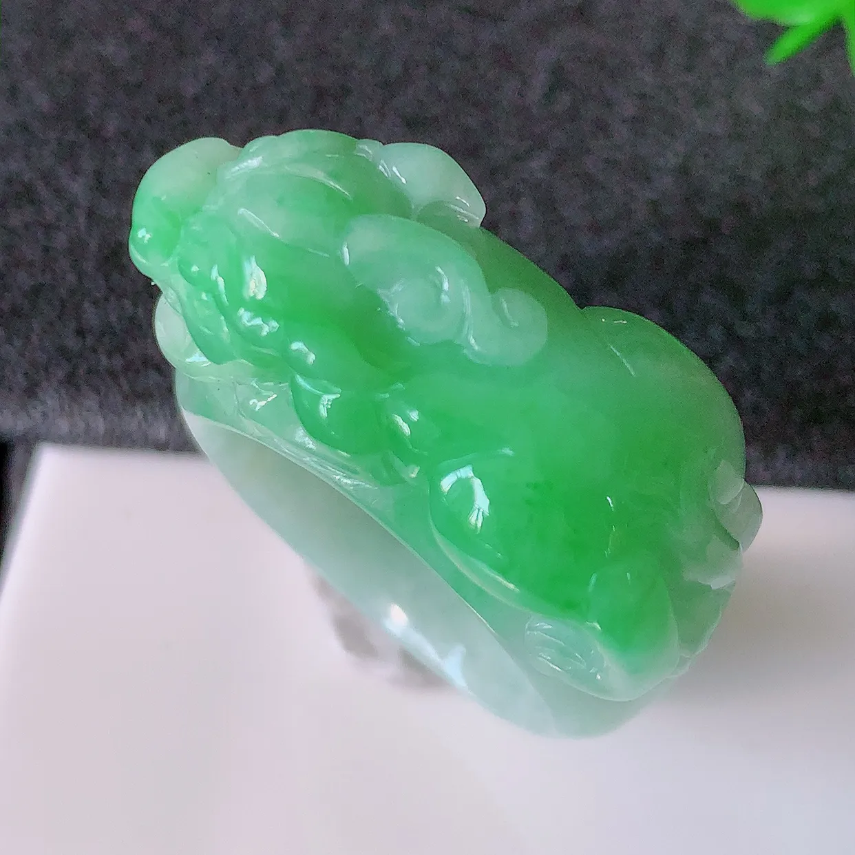 自然光实拍，貔貅扳指，20.2mm内径飘绿翡翠扳指，冰润指环，玉扳指，戒指，财源滚滚，玉质细腻起胶，24圈口，种水好！#1.7尺寸33*20.2*11.8*8.8