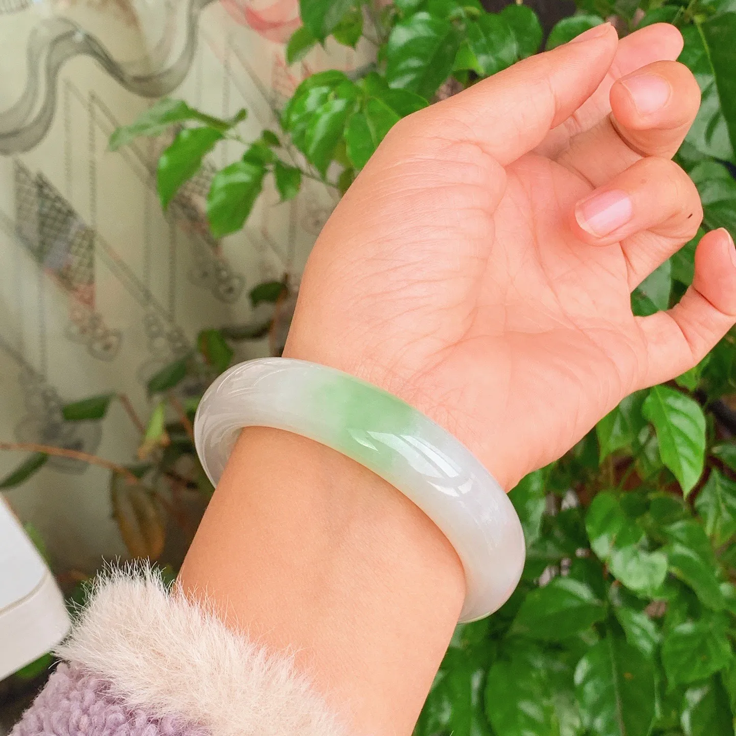 58圈口 和田玉青海翠翠青手镯   58圈口条宽16厚11重87.5克，玉质细腻油润 底色纯净 脂粉好。结构好。品质好！lt251107