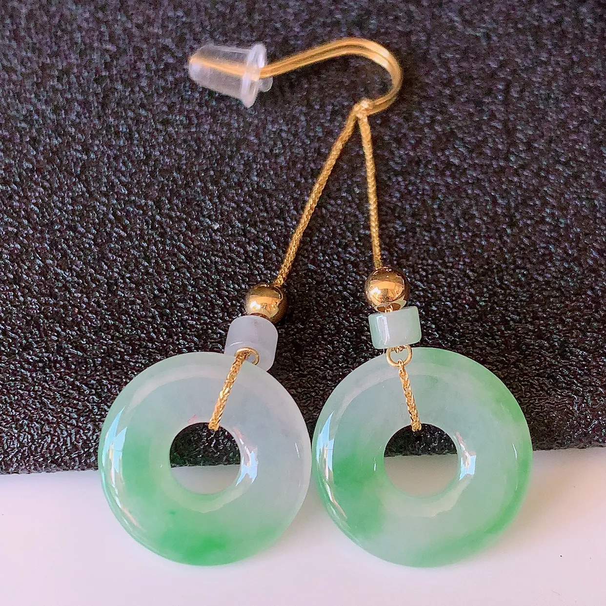 18k金镶嵌冰种飘绿翡翠平安扣耳坠，沁人心脾，耳坠佩戴效果大气出众，尽显气质。种水好，胶感足，颜相当