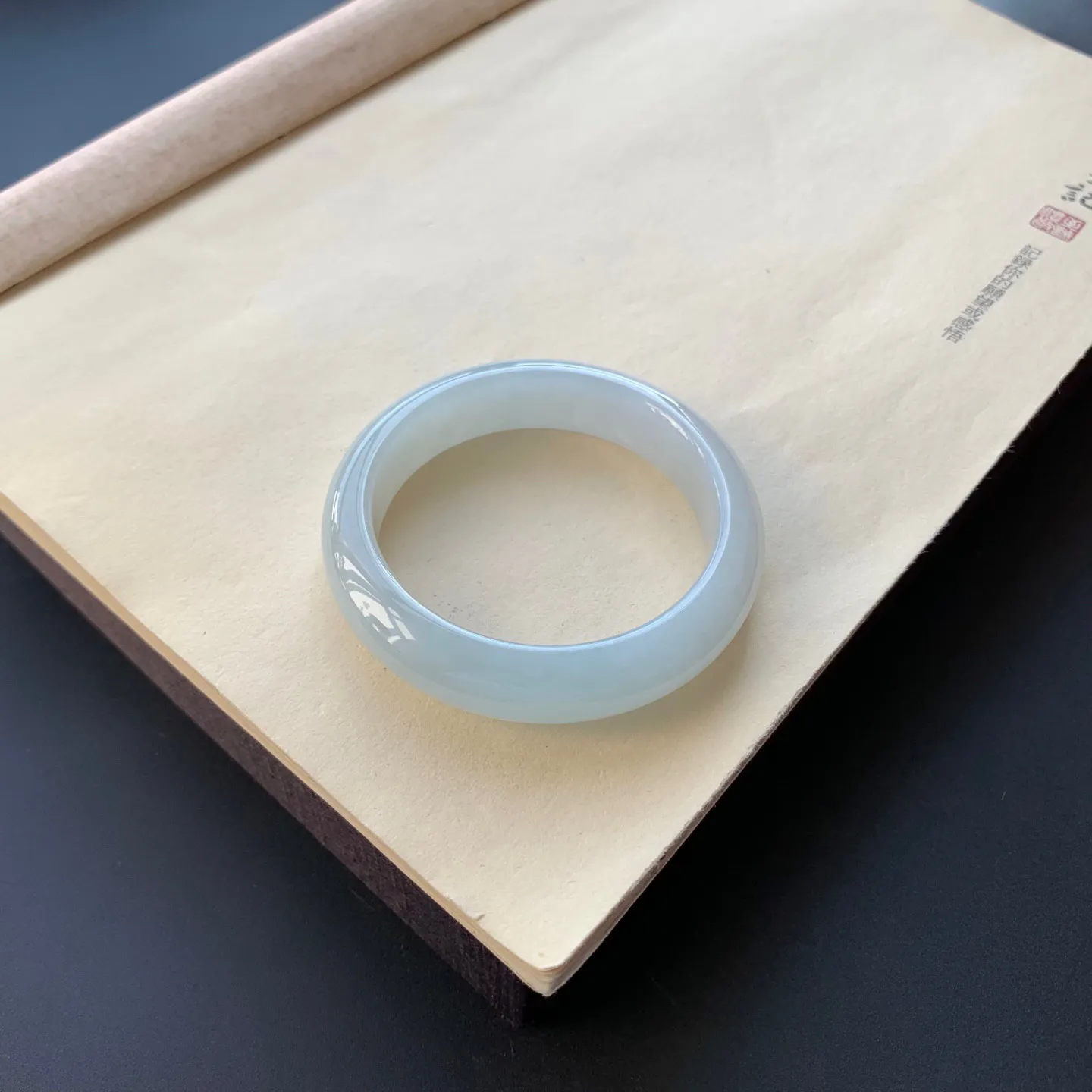 52圈口细糯正圈手镯 尺寸：52-13.5-8.2，无纹裂，细腻釉洁，清爽干净