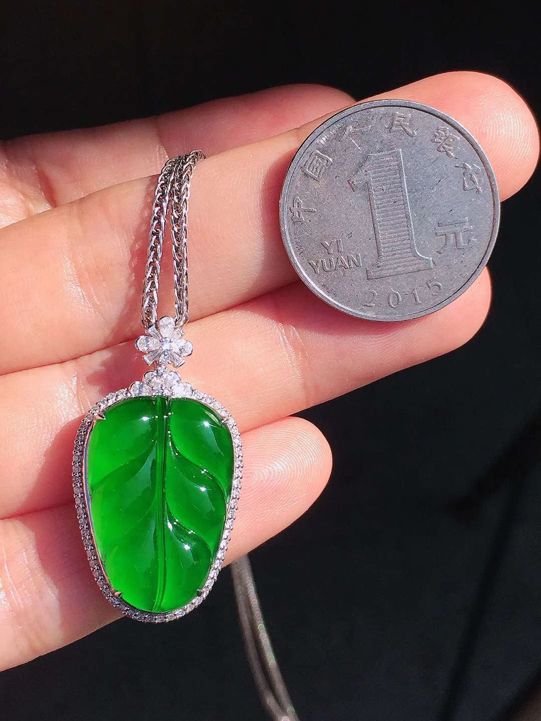 满绿玉叶吊坠，色泽均匀浓郁，玉质细腻，荧光感超
强，饱满圆润，尽显优雅气质，18k
金豪华镶嵌