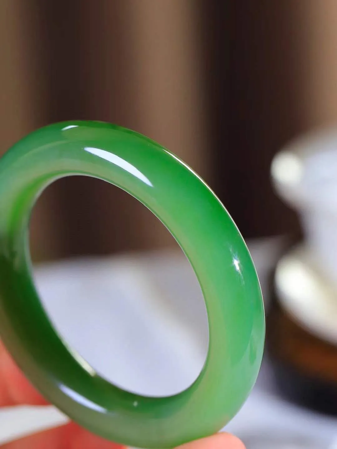 [温润如玉.手镯]

收藏级臻品️和田玉碧玉微猫眼圆条手镯。玉质温润细腻 油性十足 手感舒适，高华雅逸，线条流畅，简约大气，美自天成，素雅高贵。佩戴于腕间，婉约之美，举手投足间透出那份低调奢华。重78.5克 内径55mm尺寸12.6-12.5mm FDA-12110200