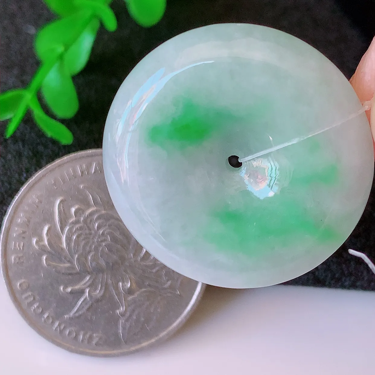 自然光实拍，冰润飘绿翡翠平安扣吊坠，玉扣，平安是福；很美的料子，平安扣佩戴优雅迷人！#49.7