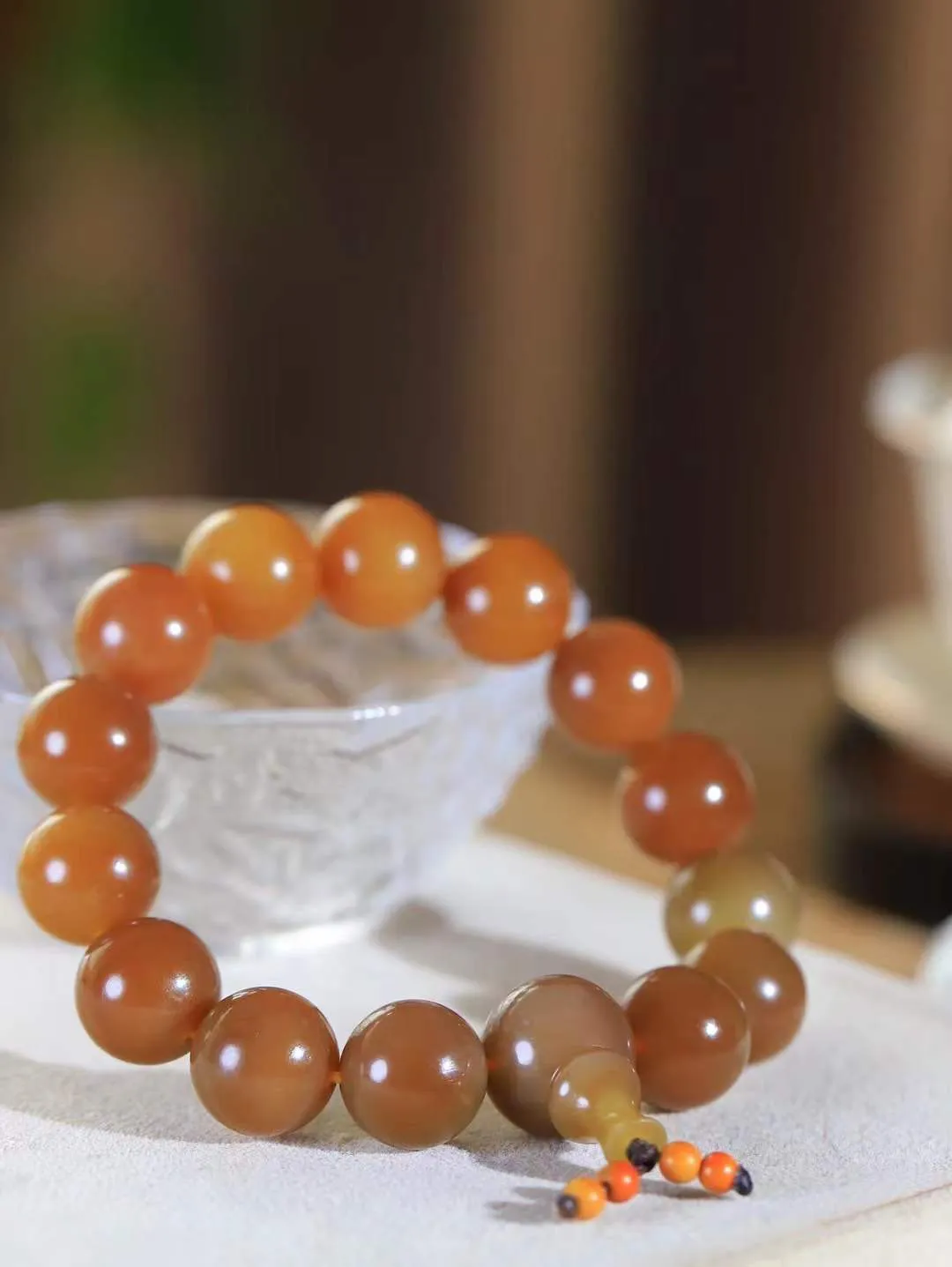 【珠圆玉润.手串】

精品和田玉糖玉珠圆玉润手串 玉质温润细腻  整串打磨圆润，佩戴舒适。珠珠落玉盘，间关莺语花底滑，一生美好时光，无论身在何处，都有它相伴相守。事事顺遂，幸福美满，吉祥如意。重80.9克   尺寸取一14.9mm   FDL-69115800