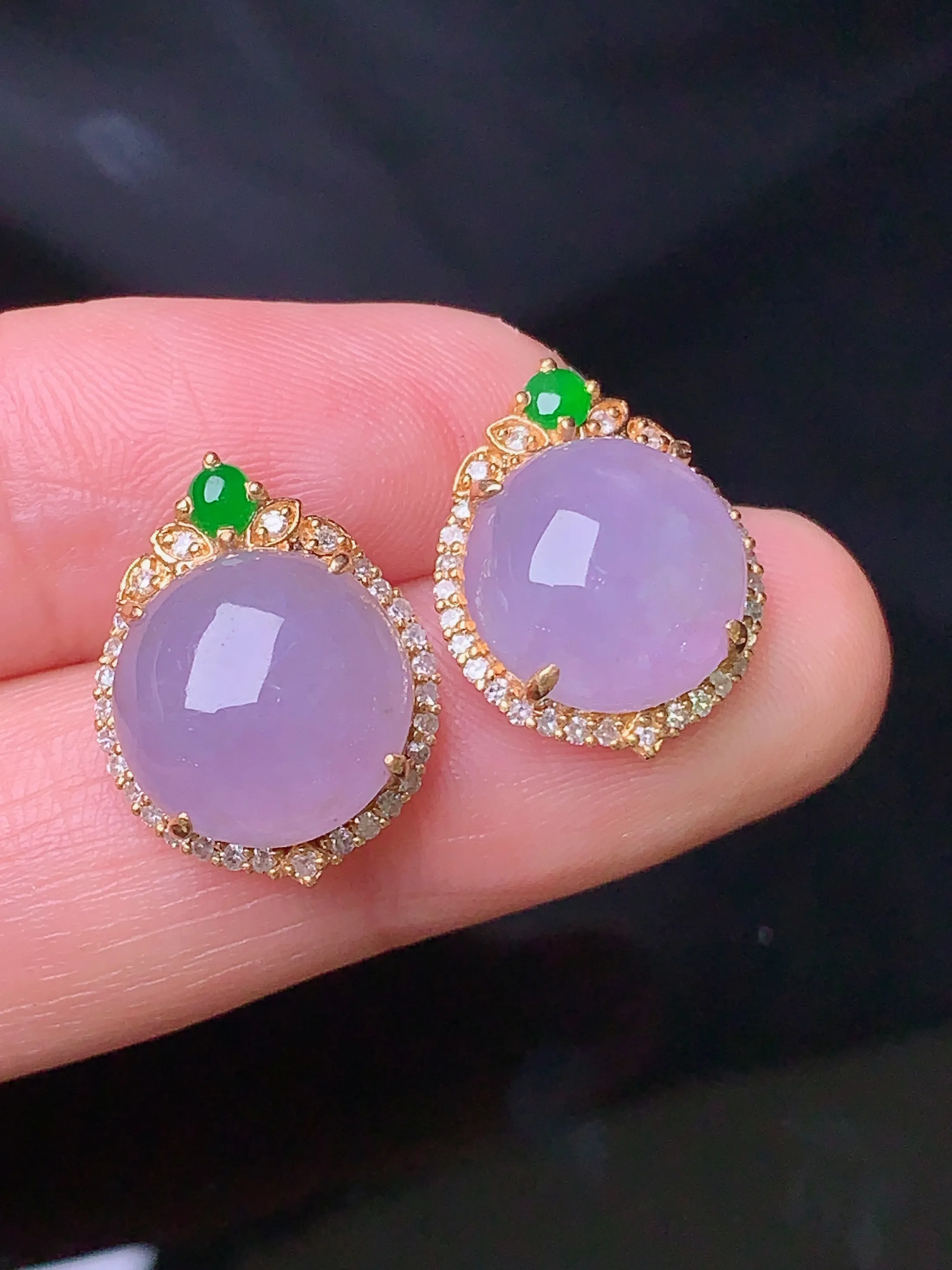 18k金钻镶嵌紫罗兰蛋面耳钉 玉质细腻 色泽清新艳丽 整体尺寸16.5*13.5*8.3