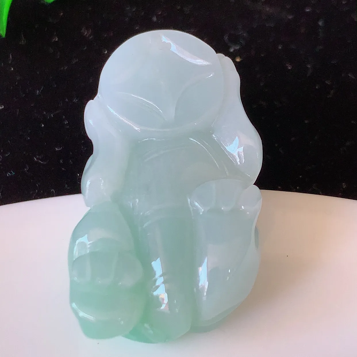 自然光实拍，冰润飘绿翡翠霸王貔貅吊坠，民间有“一摸貔貅运程旺盛，再摸貔貅财运滚滚，三摸貔貅平步青云 ”的美好祝愿。#81.7