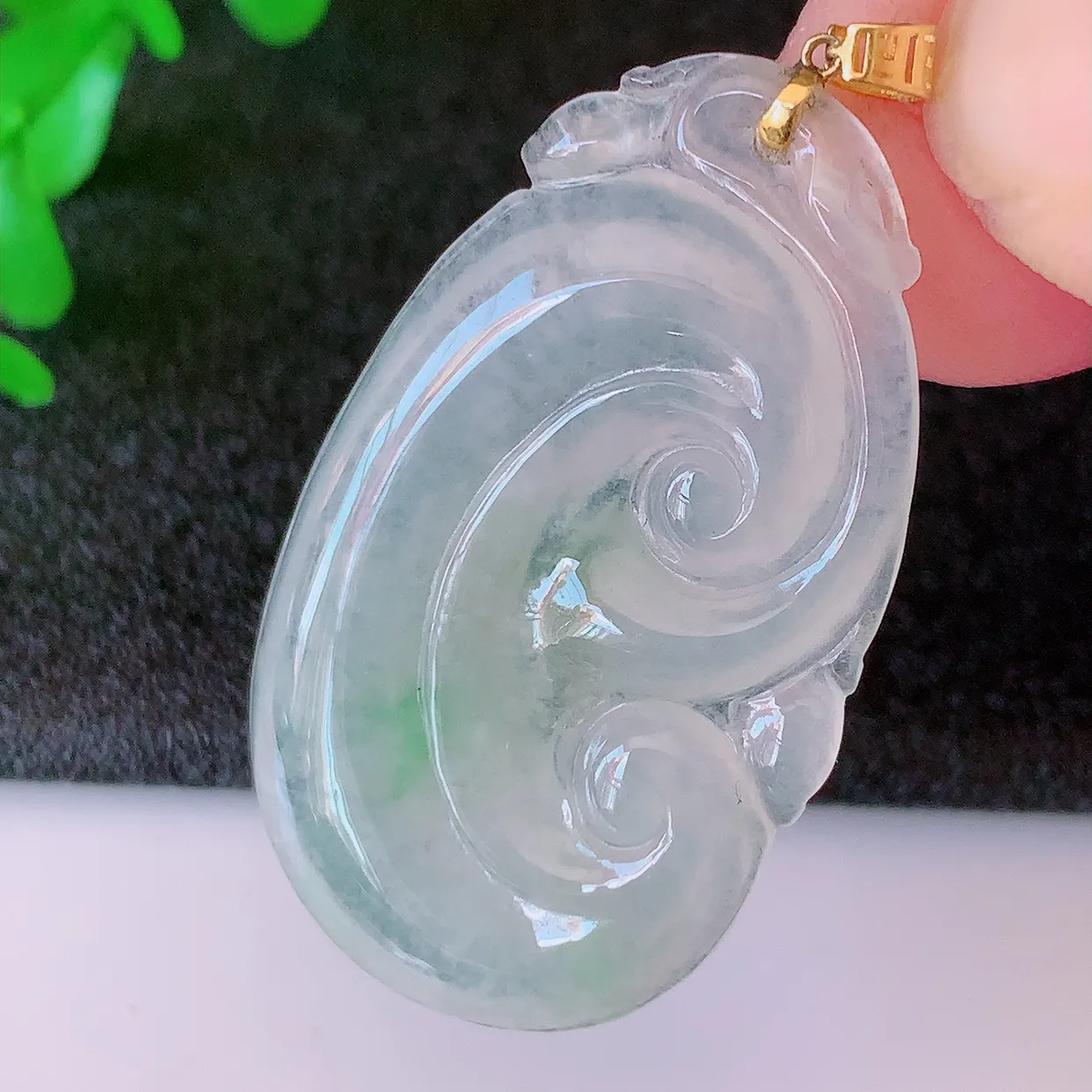 18k金镶嵌冰种飘绿翡翠如意吊坠，款式新颖时尚，日常百搭的款。清秀高雅，佩戴优雅高贵！#49.7