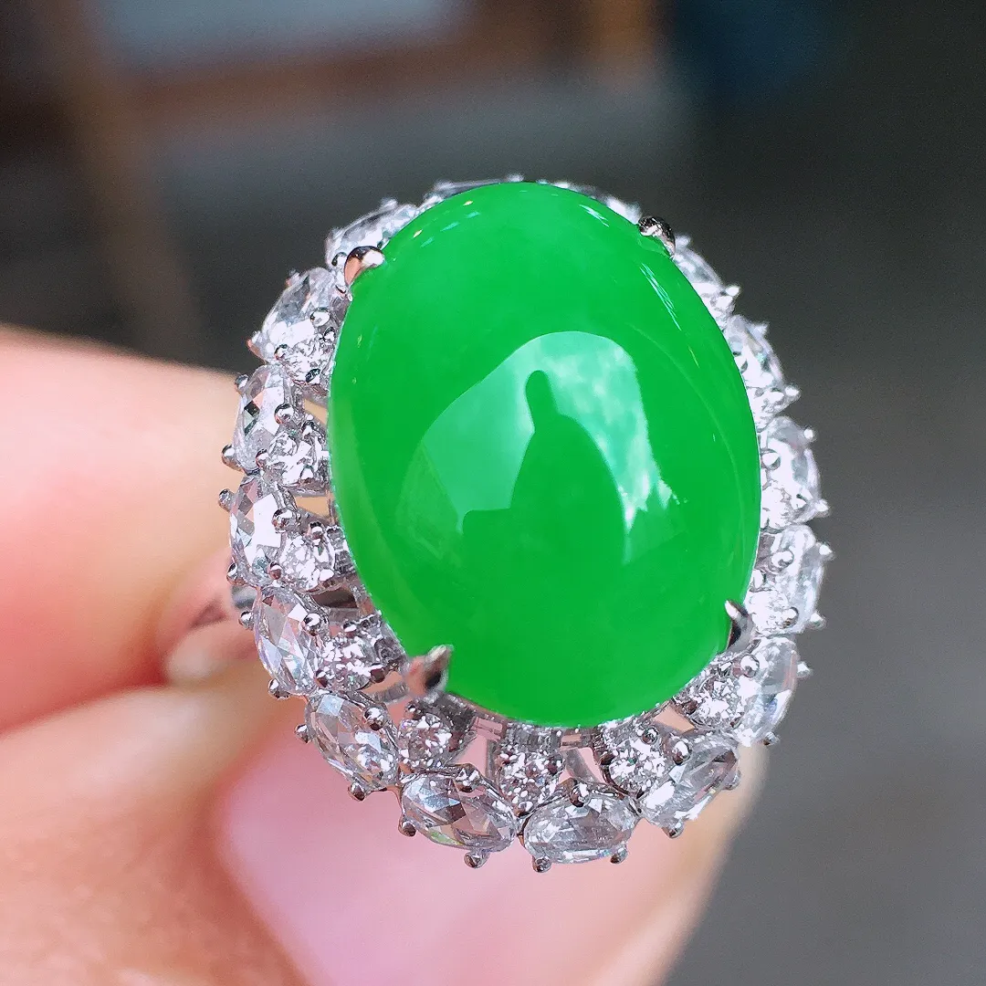 阳绿蛋面戒指，色泽均匀艳丽，玉质细腻，荧光感超
强，饱满圆润，尽显优雅气质，18k
金豪华镶嵌