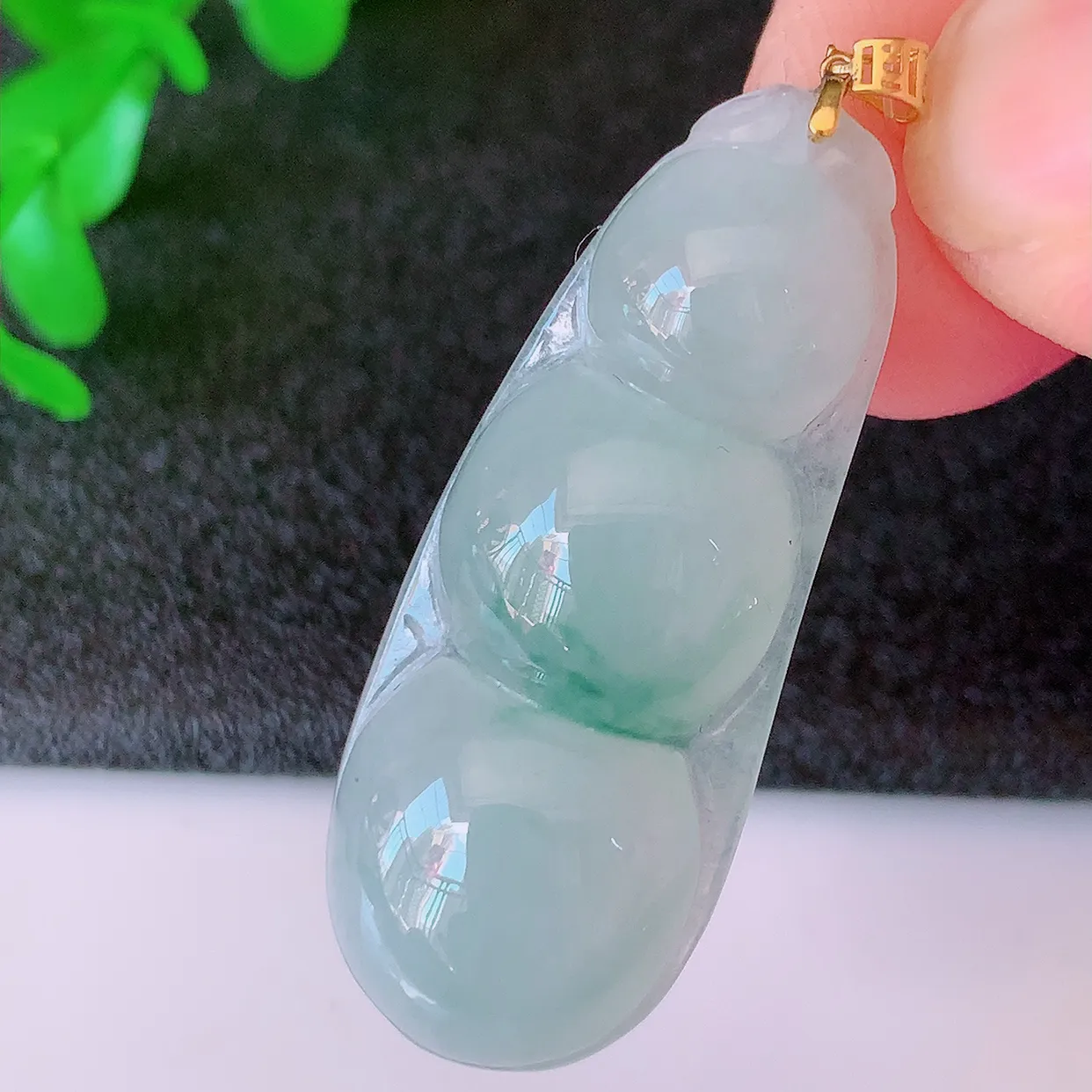 18K金镶嵌冰种飘花翡翠福豆吊坠，种老水足，雕工精湛 ，寓意美好，佩戴时尚出众！#49.7