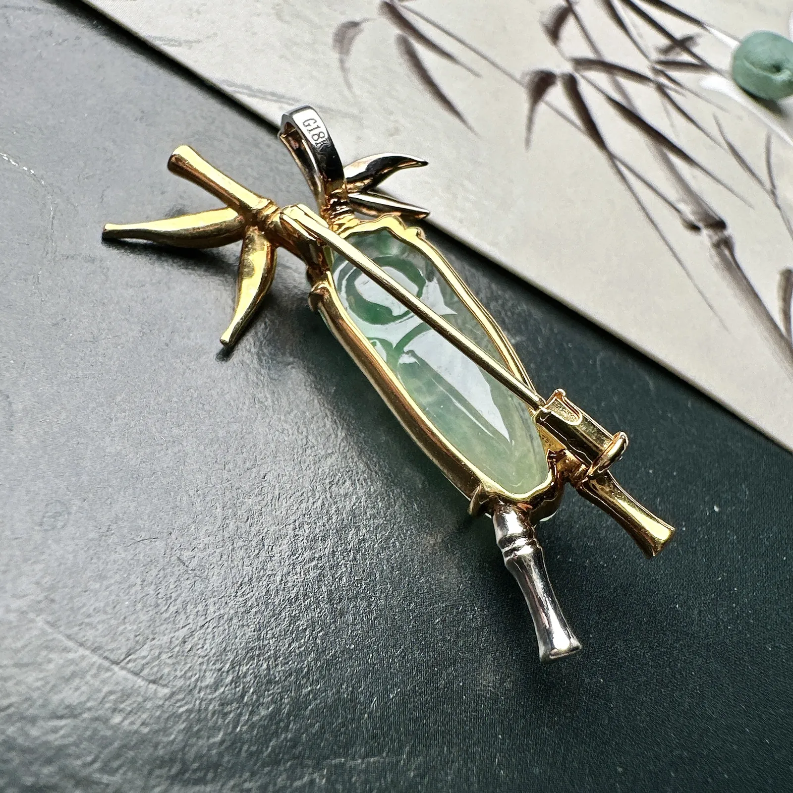【冰种飘绿镶嵌知了】一鸣惊人，胸针、吊坠两用款，质地非常细腻，通透度很好，18k金钻镶嵌，裸石尺寸23.9*9.2*4.8毫米