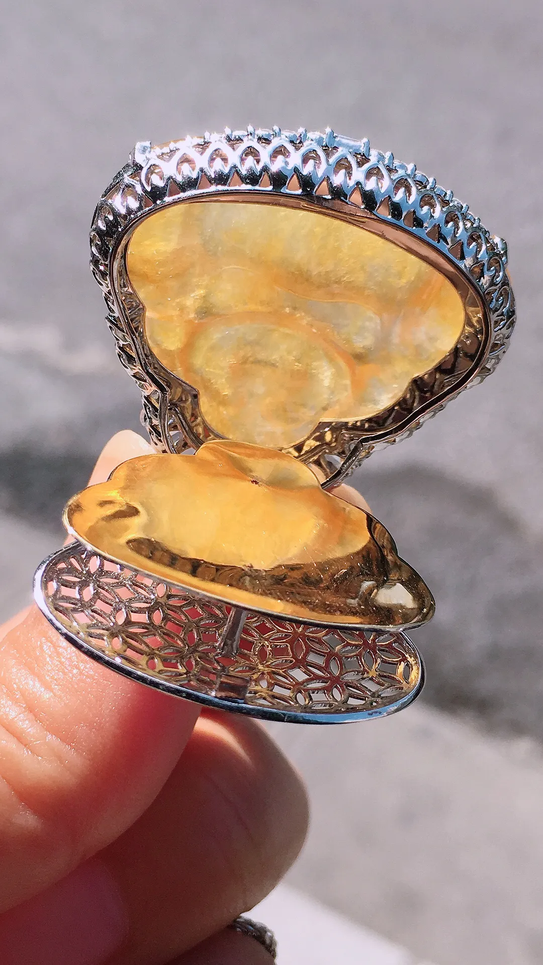 黄翡佛公吊坠，色泽均匀艳丽，玉质细腻，荧光感超
强，饱满圆润，尽显优雅气质，18k
金豪华镶嵌