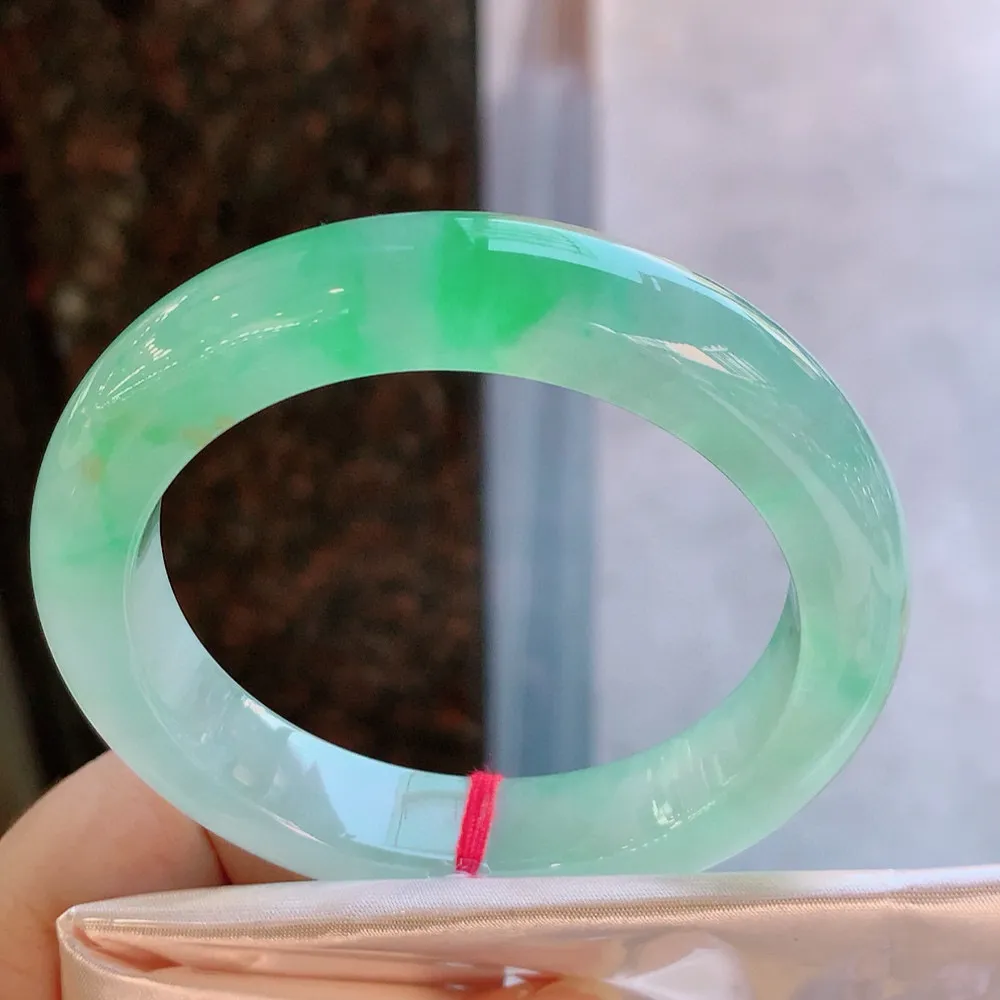 正圈冰玻阳绿 无瑕 尺寸:57.1/12.2/9.6 种色俱佳