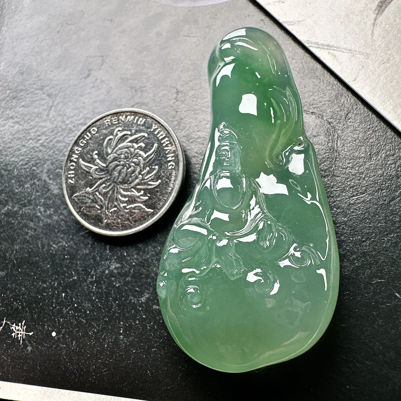 【冰种晴绿随形观音】质地细腻，通透度上佳，冰感十足，适合佩戴。