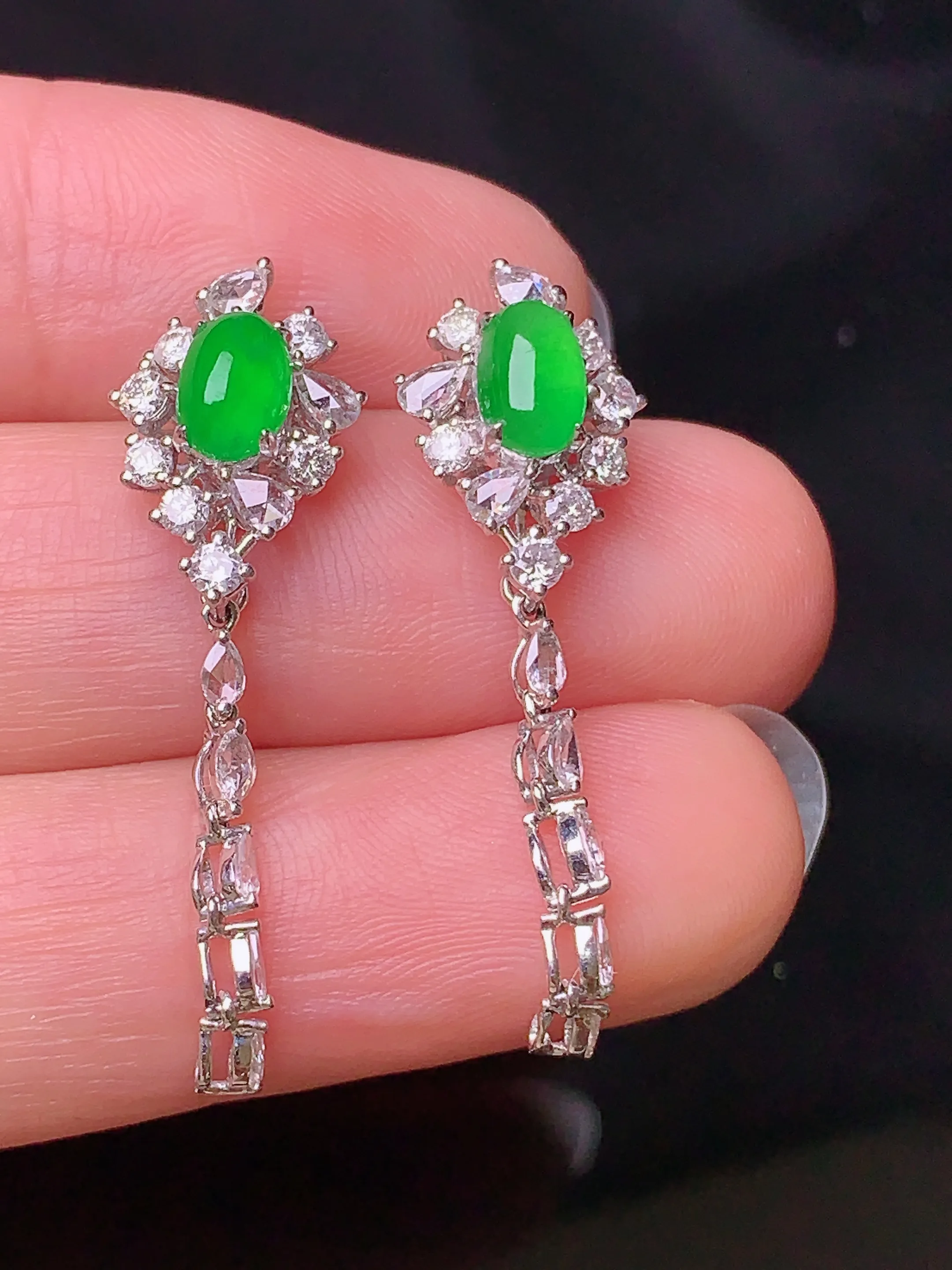 18k金钻镶嵌满绿蛋面耳坠 玉质细腻 色泽清新艳丽 整体尺寸32.5*9.8*7