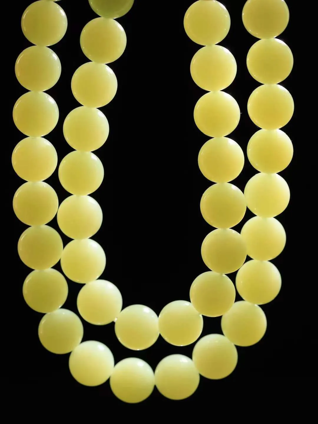 【珠圆玉润.手持】

精品和田玉黄口珠圆玉润手持，也可做项链，玉质温润细腻  整串打磨圆润，佩戴舒适。珠珠落玉盘，间关莺语花底滑，一生美好时光，无论身在何处，都有它相伴相守。事事顺遂，幸福美满，吉祥如意。重135.2克 尺寸取一11.9mm  FDA-11110833