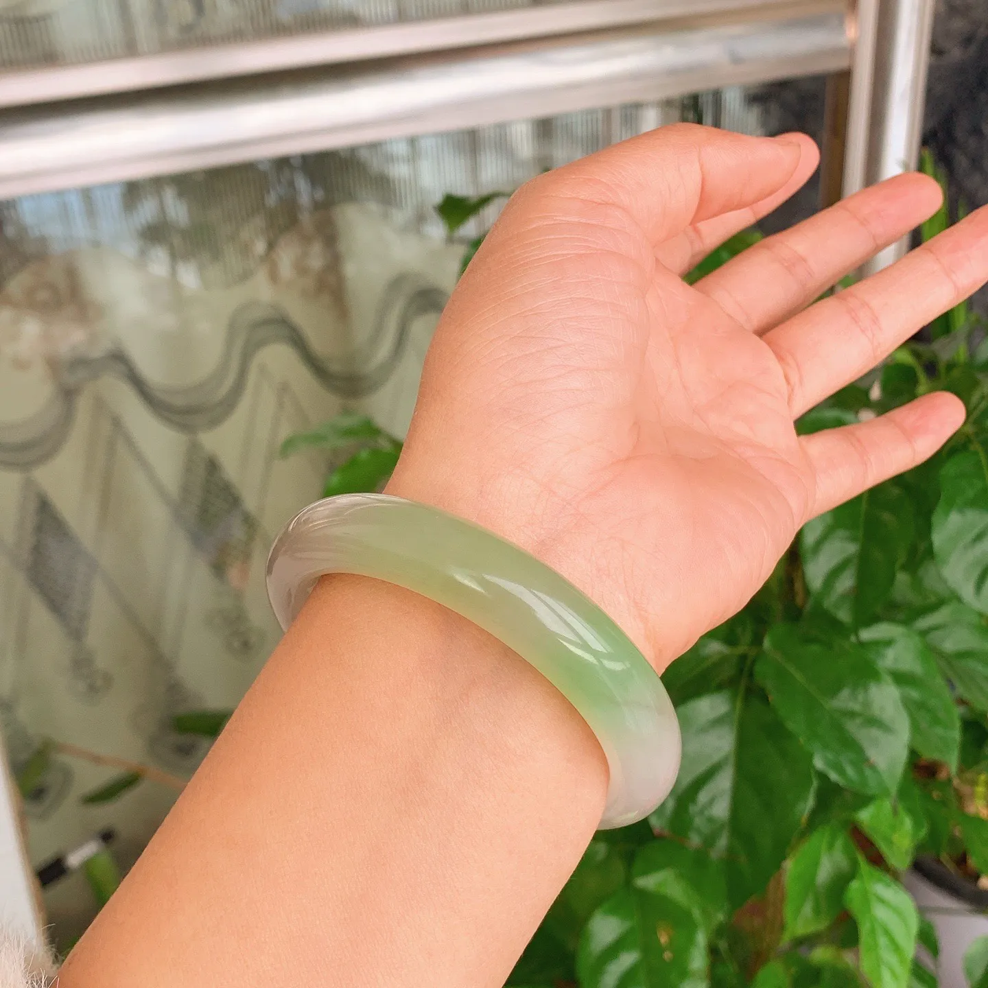 57圈口 收藏级和田玉白玉三色青海翠翠青手镯   57圈口条宽13厚10重61.5克，玉质细腻油润 底色纯净 脂粉好。结构好。品质好！lt251107