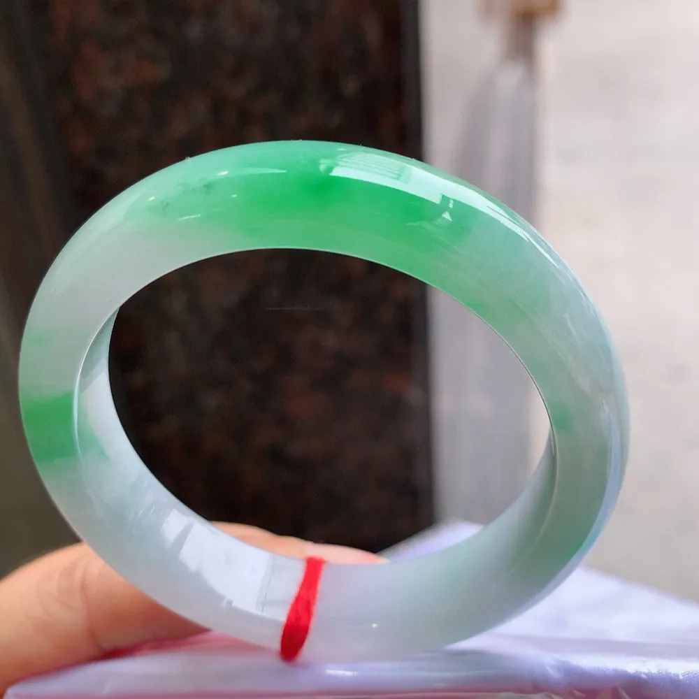 正圈冰糯阳绿 无瑕 尺寸:55.8/13.5/8.7 色好