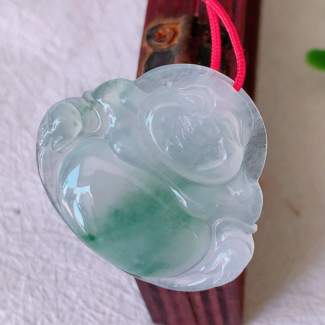自然光实拍，冰种飘花翡翠佛公吊坠，玉笑佛，饱满，开脸喜庆，配戴优雅迷人！#46.7
