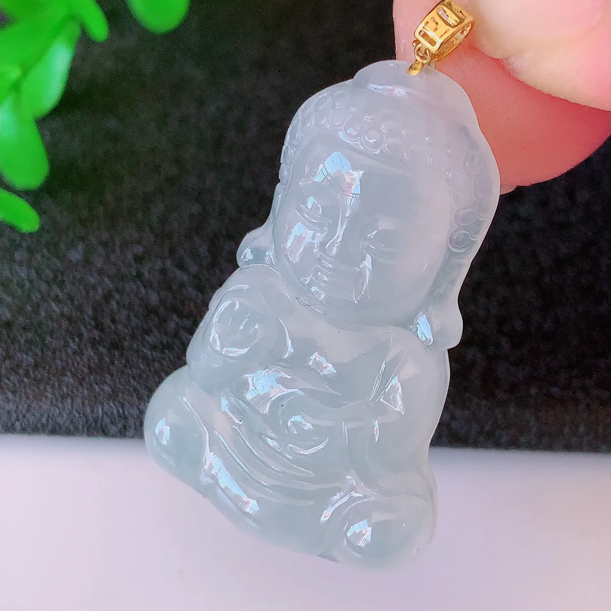 18k金镶嵌冰种翡翠保平安宝宝佛吊坠，沁人心脾，精致典雅的设计，为佩戴者，增添色彩，送礼自留都是佳品选择！#49.7