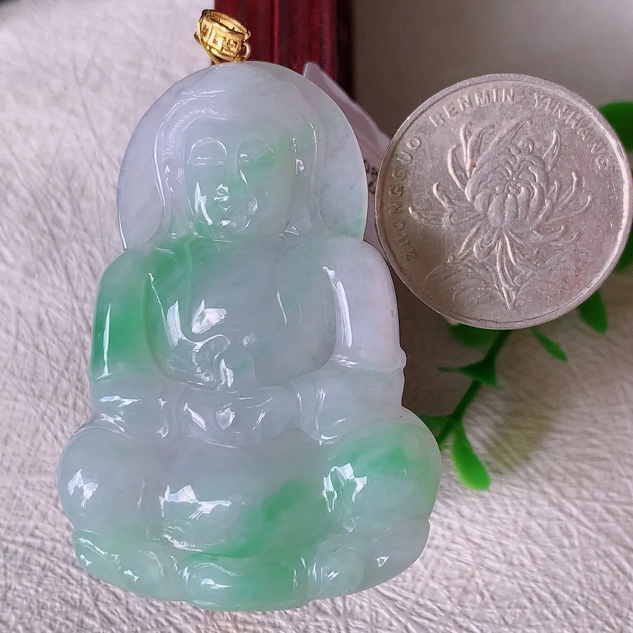 18K金镶嵌冰飘绿翡翠观音菩萨吊坠，赐福翡翠观音，观音面相端庄，品相佳，佩戴气质！#35.7整体58裸石52*36.5*6.2