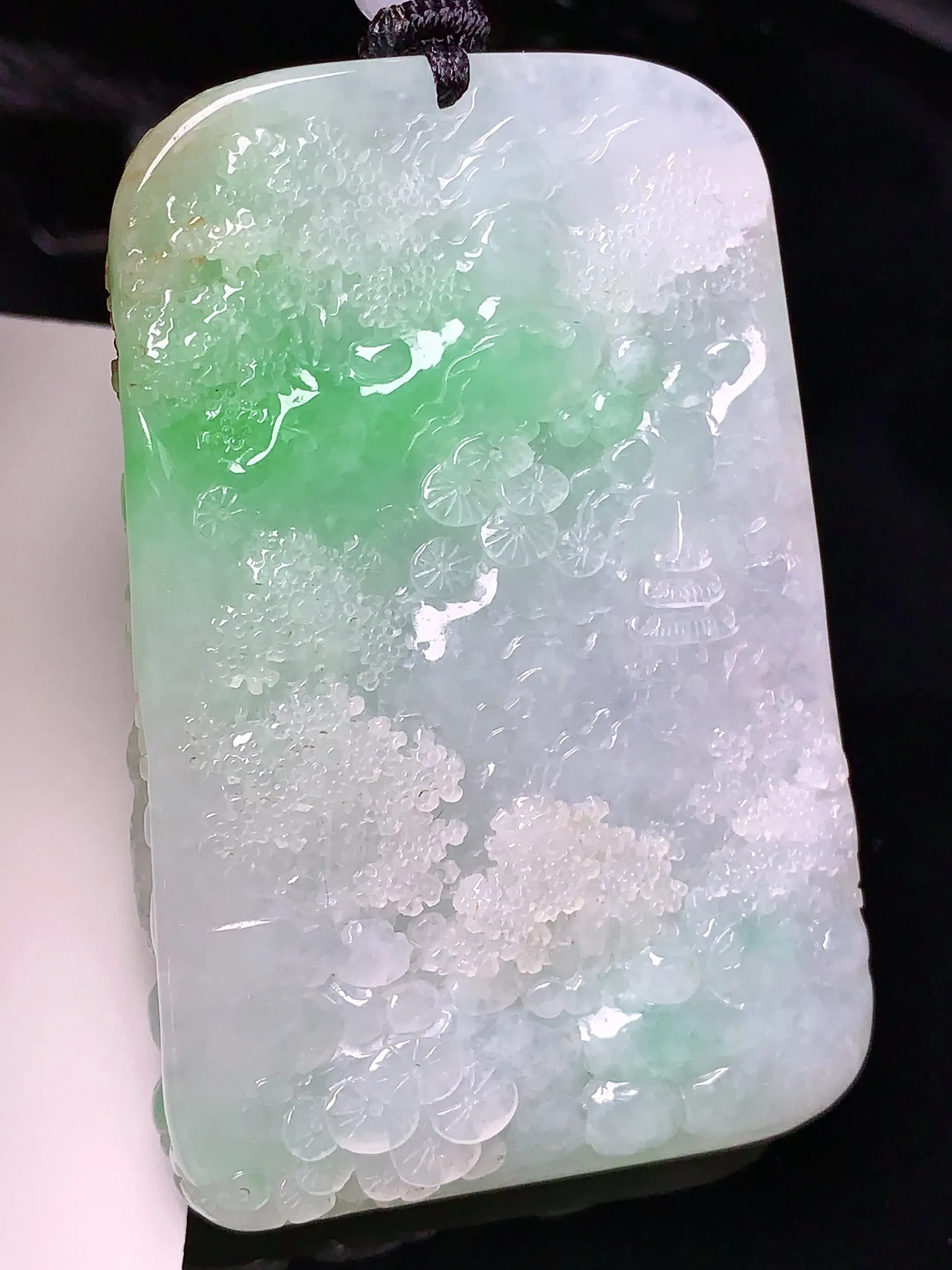 飘绿财神吊坠 玉质细腻 色泽清新艳丽 整体尺寸62*41.2*11.2