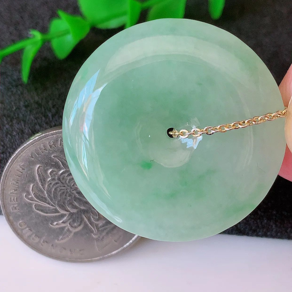 自然光实拍，冰飘绿翡翠平安扣吊坠，冰透，灵动飘逸，寓意平平安安，平安扣佩戴端庄漂亮！#57.7