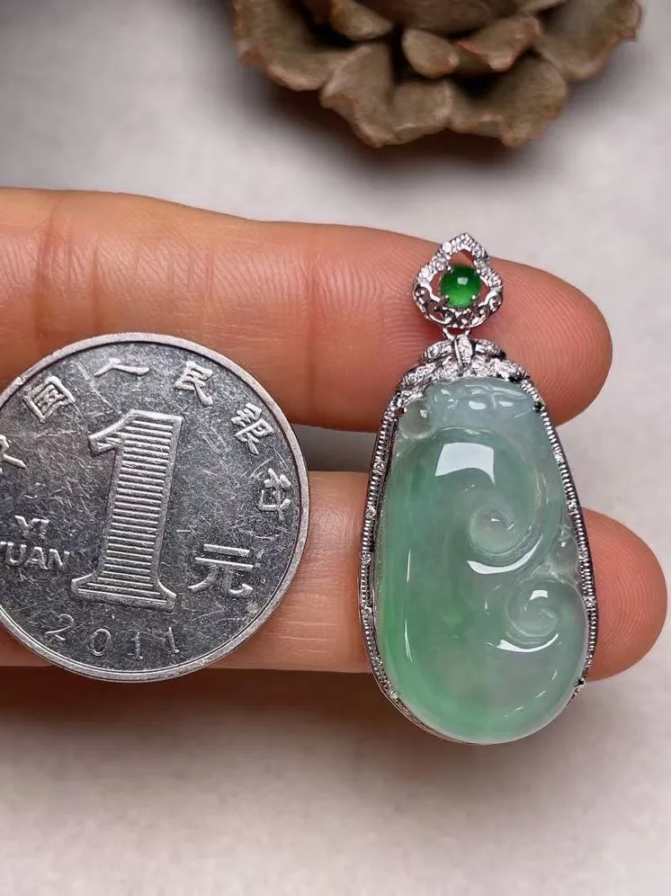 冰种飘绿如意吊坠、真金真钻镶嵌，种水好，玉质细腻 .裸石尺寸 25.9*15.0