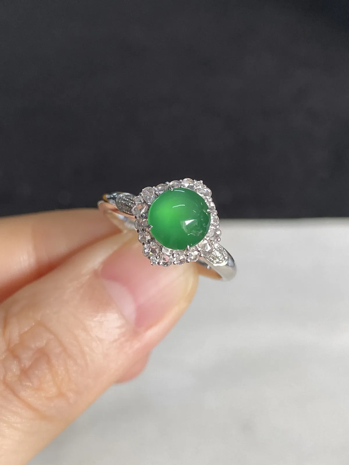 翡翠女戒，印记：G18K,伴钻石