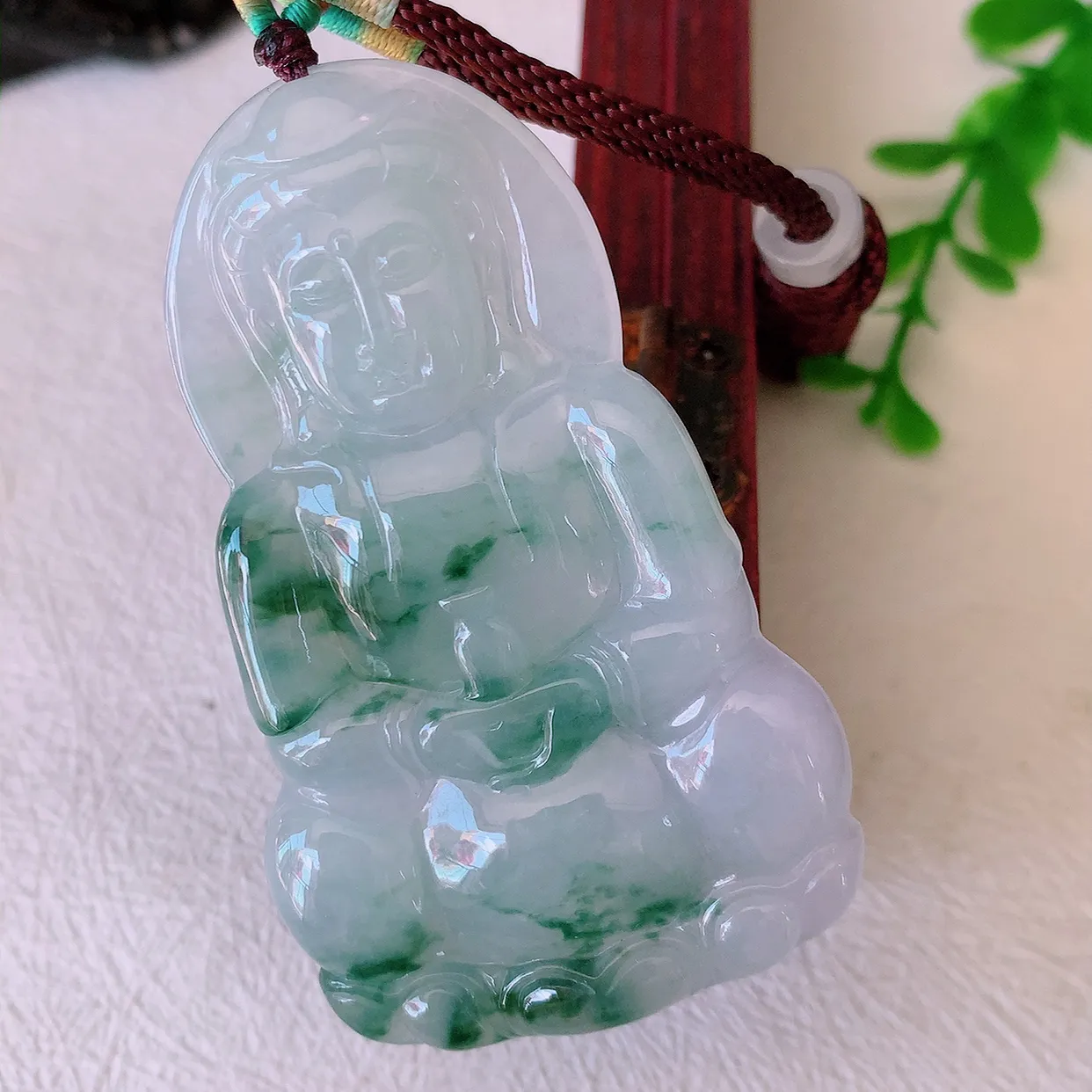 自然光实拍，大件冰飘花观音菩萨吊坠，赐福翡翠观音，翠绿迷人，观音面相端庄，佩戴时尚出众！#46.7