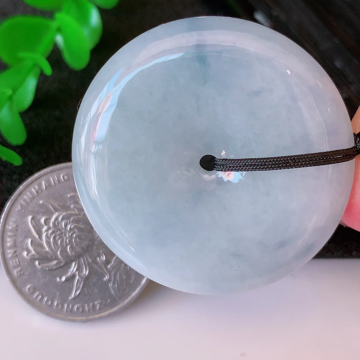 自然光实拍，大件水润紫罗兰翡翠平安扣吊坠，品相佳，美感十足，寓意平平安安，平安扣佩戴精美时尚！#41.7